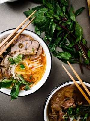  Bún Bò Huế -  Narin ve Acı Bir Lezzet Patlaması!