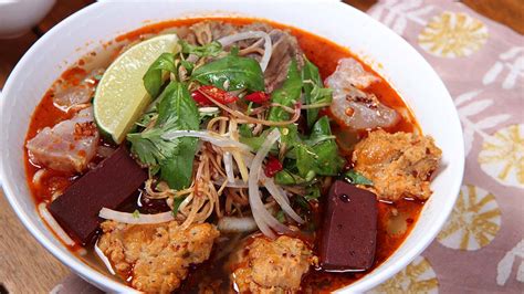  Bún Chả Huế: Güney Vietnam'ın Ateşli ve Ferah Çorbası!